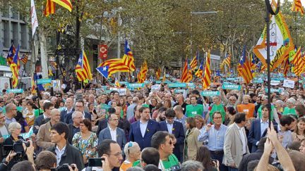 Mii de persoane participă la o manifestaţie la Barcelona pentru eliberarea a doi lideri separatişti: Puigdemont se află la demonstraţie. VIDEO