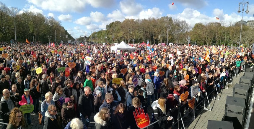 Mii de persoane au manifestat la Berlin faţă de intrarea în Parlament a AfD