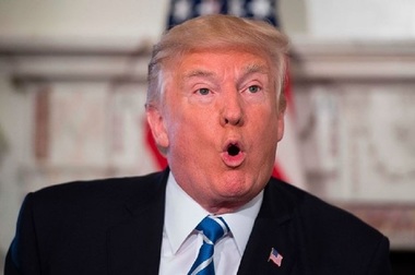 Un protestatar a aruncat cu steguleţe ale Federaţiei Ruse în Trump, strigându-i "Trump înseamnă trădare" - VIDEO