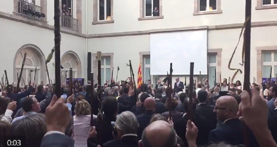 Sute de primari catalani scandază ”Independenţă!” în sediul Parlamentului regional, în semn de susţinere faţă  de un vot în favoarea secesiunii de Spania - VIDEO