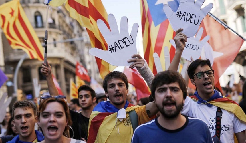 Mii de catalani îşi exprimă bucuria în faţa sediului Parlamentului regional