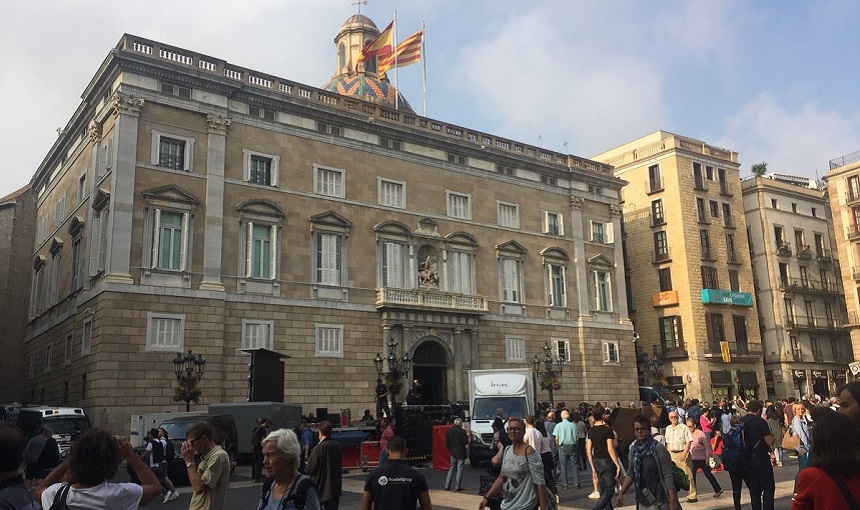 Catalanii îşi manifestă entuziasmul faţă de noua republică în piaţa din faţa sediului Guvernului regional - VIDEO