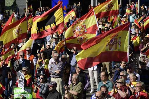 Mii de persoane demonstrează la Madrid pentru unitatea Spaniei şi apărarea Constituţiei