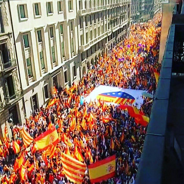 Mii de persoane manifestează la Barcelona pentru unitate şi împotriva declarării independenţei Cataloniei. VIDEO
