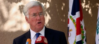 Ministrul  britanic al Apărării a demisionat după ce a fost acuzat de o jurnalistă că i-a pus mâna pe genunchi în urmă cu 15 ani