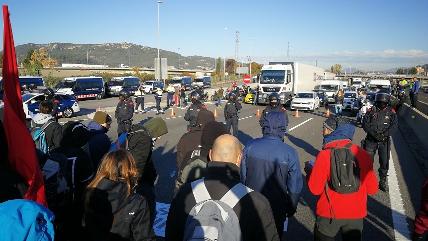 Drumuri şi trenuri blocate în Catalonia într-o grevă generală, la apelul separatiştilor
