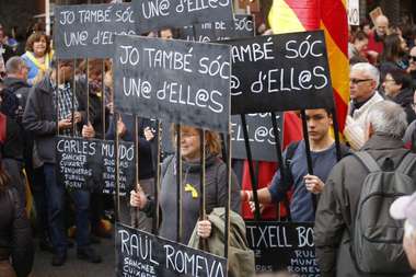 Manifestaţie la Barcelona pentru eliberarea liderilor separatişti. Primarul Ada Colau spune că Puigdemont a dus regiunea la dezastru - VIDEO