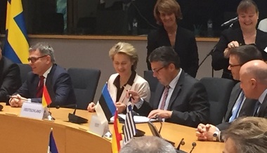 Douăzeci şi trei de state UE semnează 20 de angajamente ce pun bazele cooperării structurate permanente (CSP) cu ambiţia de a relansa Europa Apărării