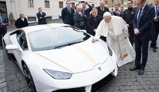 Papa primeşte un Lamborghini Huracan dar rămâne credincios papamobilului