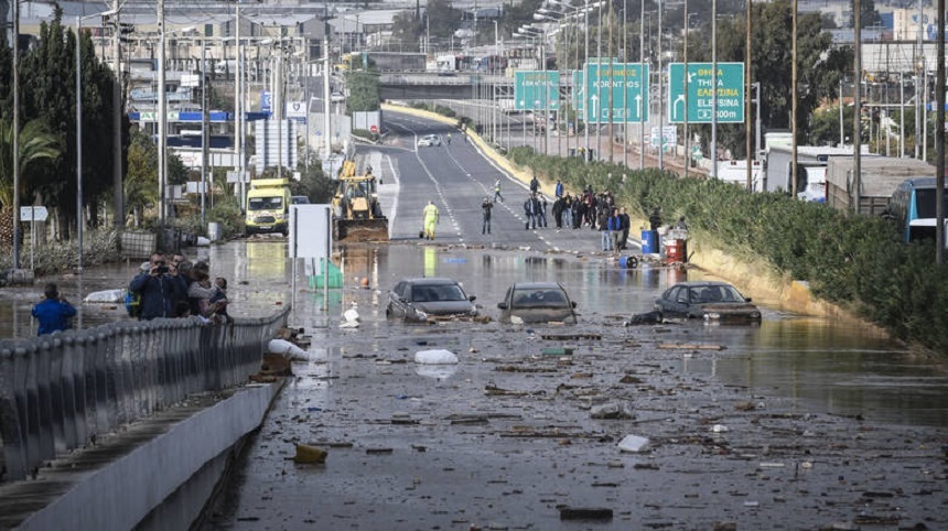 Cel puţin 14 morţi în apropiere de Atena, în urma unor ploi diluviene