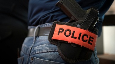Două persoane arestate preventiv în ancheta cu privire la armamentul folosit în atentatele din ianuarie 2015