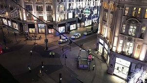 Poliţia a intervenit în urma raportării unor focuri de armă înăuntrul staţiei de metrou Oxford Circus şi în zonă, dar nu a găsit victime - VIDEO