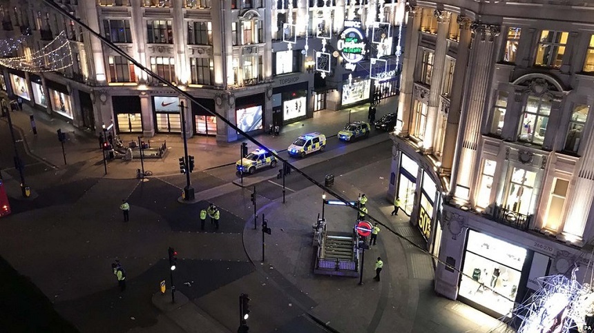 Poliţia a intervenit în urma raportării unor focuri de armă înăuntrul staţiei de metrou Oxford Circus şi în zonă, dar nu a găsit victime - VIDEO