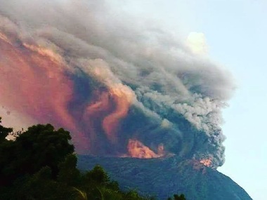 Zeci de zboruri au fost anulate în Bali, după erupţia vulcanului Agung - VIDEO