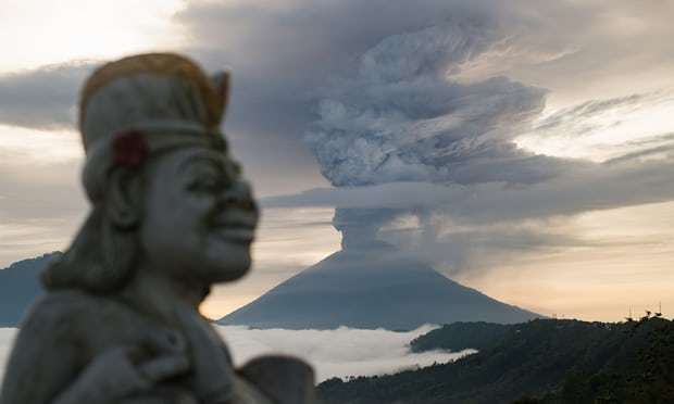 Indonezia: O erupţie masivă a vulcanului Agung este iminentă; 100.000 de oameni trebuie evacuaţi