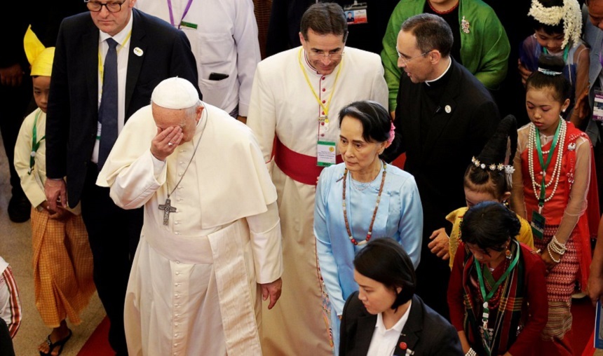 Papa evită să pronunţe cuvântul tabu "rohingya” în Myanmar