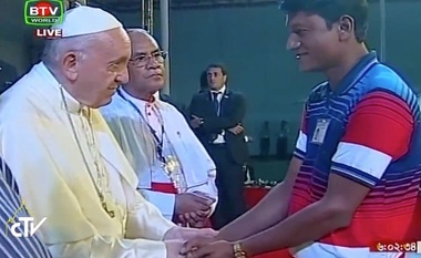 Papa Francisc rosteşte cuvântul ”rohingya” după o întâlnire la Dacca cu 16 refugiaţi rohingya din Myanmar 