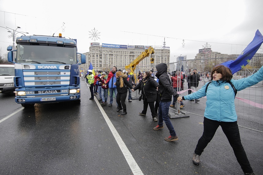Presa internaţională despre protestele din Piaţa Victoriei: Protestatarii români opresc construirea unui târg de Crăciun în locul manifestaţiilor anticorupţie