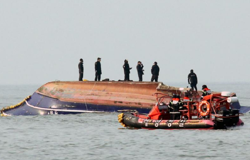 Treisprezece persoane au murit după ce o ambarcaţiune de pescuit s-a ciocnit de un petrolier, în largul coastelor Coreei de Sud