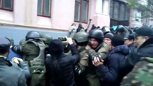 Fostul preşedinte georgian Mihail Saakaşvili arestat cu mascaţi într-un apartament din Kiev, în pofida protestelor susţinătorilor săi