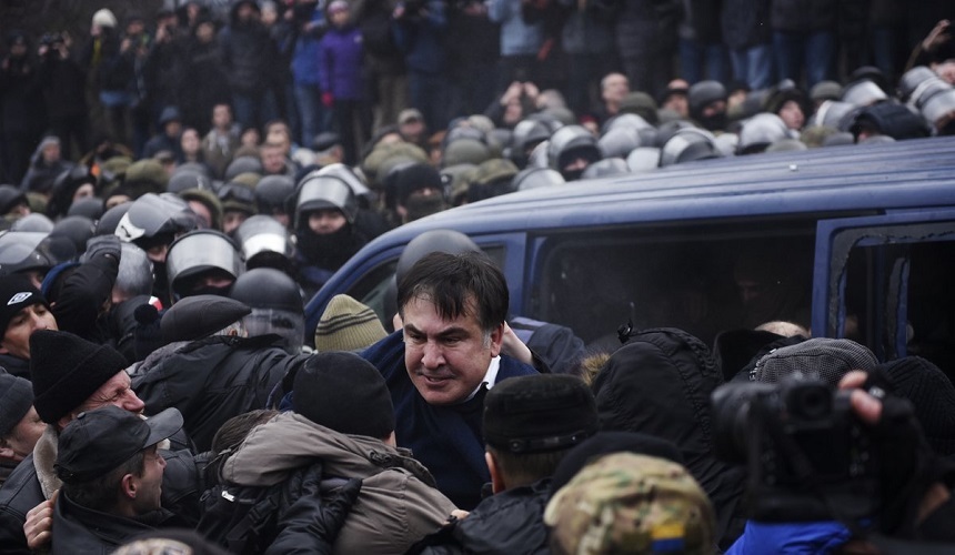 Opozantul Saakaşvili, eliberat de susţinători din furgonetă după ce a fost arestat de poliţia ucraineană