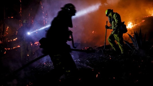 Mii de persoane evacuate în sudul Californiei, în urma unui incendiu de vegetaţie în comitatul Ventura