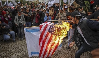 Hamasul îndeamnă la o nouă intifada, palestinienii îşi exprimă furia împotriva recunoaşterii americane a Ierusalimului drept capitală a Israelului, condamnată de întreaga lume; ciocniri şi răniţi în Cisiordania şi Fâşia Gaza - FOTO, VIDEO