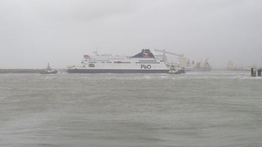 Un feribot cu peste 300 de persoane la bord a eşuat în portul Calais