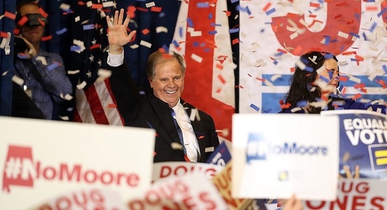 Doug Jones obţine o victorie neaşteptată în alegerile senatoriale din Alabama şi devine eroul democraţilor