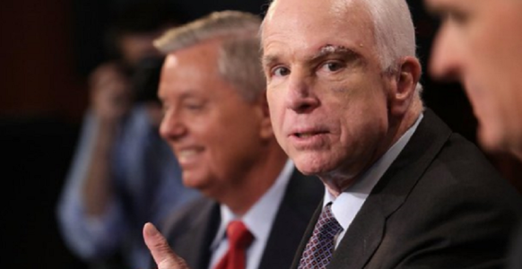 McCain, spitalizat din cauza efectelor secundare ale tratamentului pentru cancer