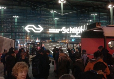 UPDATE Poliţia militară a deschis focul asupra unui bărbat înarmat cu un cuţit pe Aeroportul Schiphol, la Amsterdam