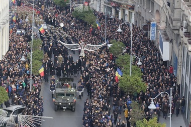BBC: Peste 20.000 de persoane şi-au luat rămas bun la Bucureşti de la Regele Mihai
