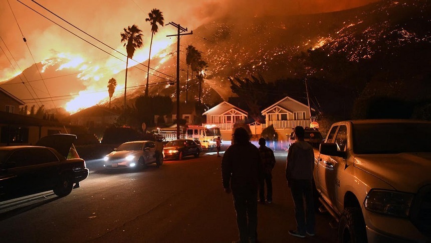 Noi evacuări la Santa Barbara din cauza incendiului "Thomas" 