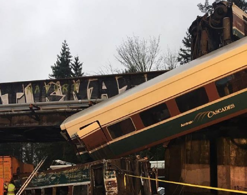 UPDATE - SUA: Un tren Amtrak a deraiat în statul Washington, toate vagoanele sărind de pe şine. Autorităţile anunţă mai mulţi morţi şi zeci de răniţi. A fost declarată starea de urgenţă. FOTO, VIDEO