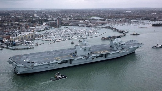 Noul portavion britanic Queen Elizabeth ia apă la bord