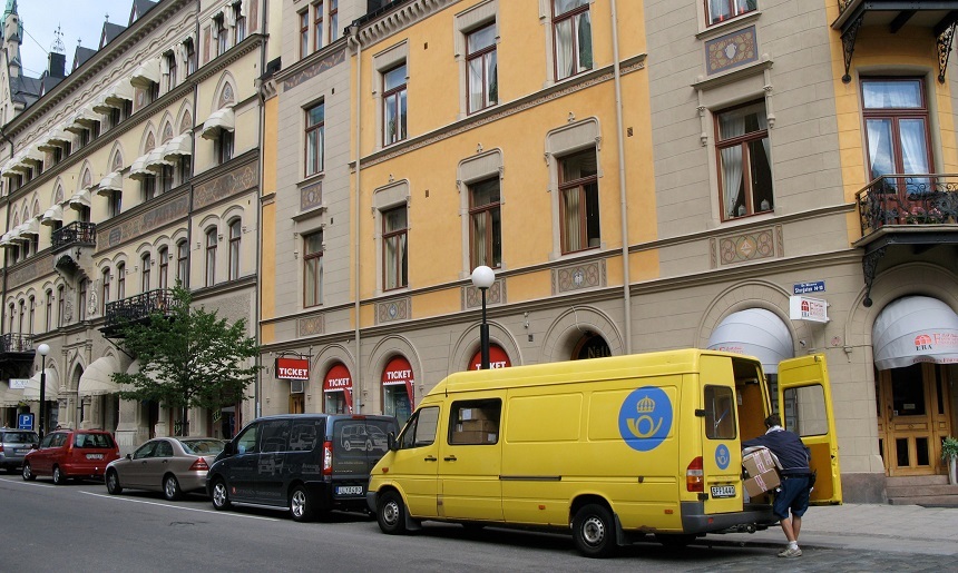 Patru români, condamnaţi la închisoare în Suedia în urma unor furturi în trafic din furgoane ale poştei 