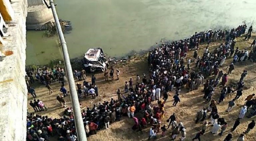 Cel puţin 33 de persoane au murit după ce un autobuz cu pelerini a căzut în râul Banas, în India