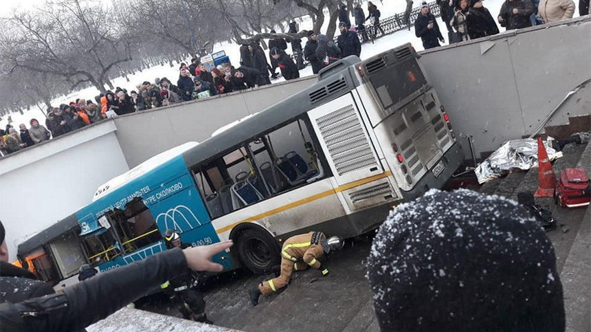 Cel puţin patru persoane au murit după ce un autobuz a ieşit de pe şosea şi a ajuns pe treptele unui pasaj pietonal din Moscova - VIDEO