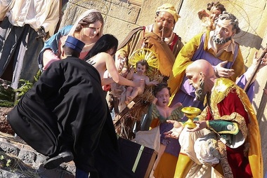 O activistă Femen a încercat să fure statuia lui Isus din scena Naşterii de la Vatican - VIDEO