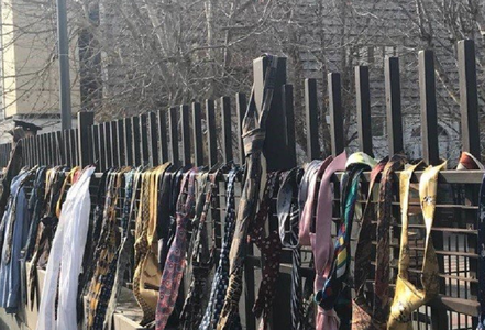 Kosovo: 300 de cravate agăţate de gardul Guvernului, după ce premierul Haradinaj a decis să-şi dubleze salariul