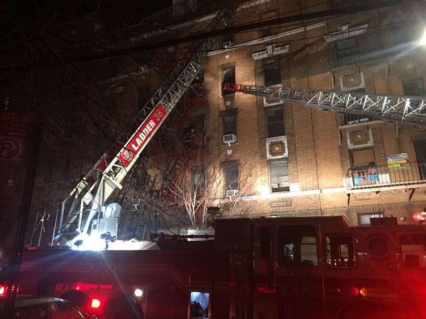 Cel puţin 12 persoane au murit într-un incendiu izbucnit într-o clădire din Bronx