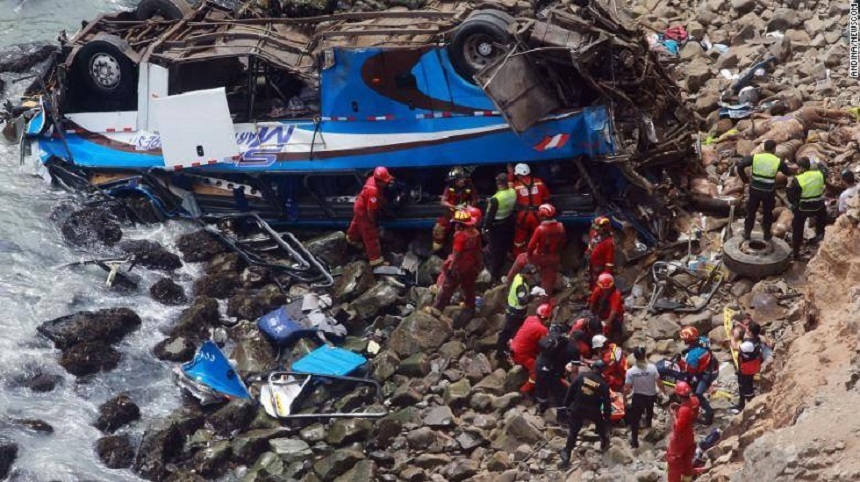 Peru: Cel puţin 48 de persoane au murit după ce un autocar a căzut de pe o faleză, la nord de Lima