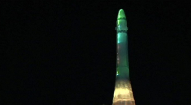 O replică sculptată în gheaţă a noii ICBM nord-coreene Hwasong-15, expusă la un festival la Phenian