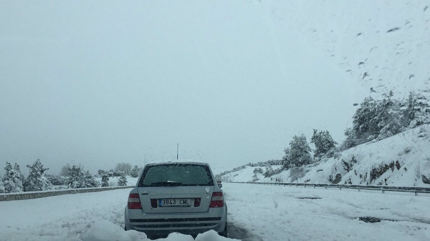 Mii de oameni, blocaţi în maşini pe o autostradă din Spania. Cod roşu de ninsoare în mai multe regiuni