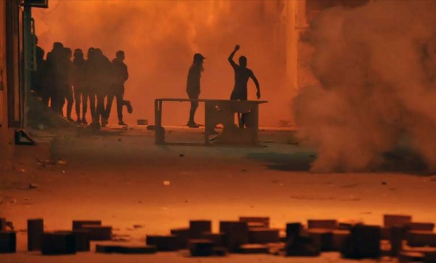 Proteste violente în Tunisia faţă de creşterea preţurilor şi introducerea de noi taxe