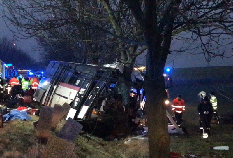 Coliziune între un autobuz şi o maşină, la nord-vest de Praga: cel puţin trei persoane au murit, iar 45 au fost rănite. Foto