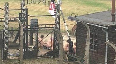 Doi tineri care au protestat dezbrăcaţi la Auschwitz, anul trecut, au fost condamnaţi la închisoare
