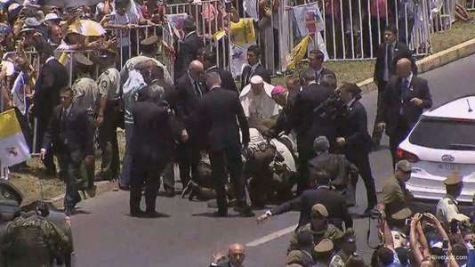 Papa Francisc a coborât din papamobil pentru a vedea dacă este în regulă o poliţistă care căzuse de pe cal, la Iquique - VIDEO