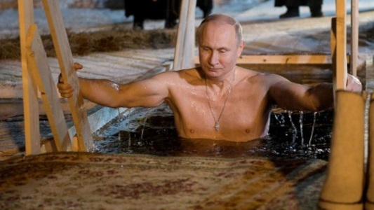 Vladimir Putin, de Bobotează, în apa unui lac îngheţat

