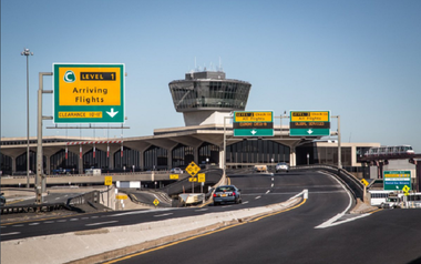 Şapte membri ai unei echipe de televiziune, arestaţi pe aeroportul Newark Liberty după ce au încercat să treacă de control cu o bombă falsă